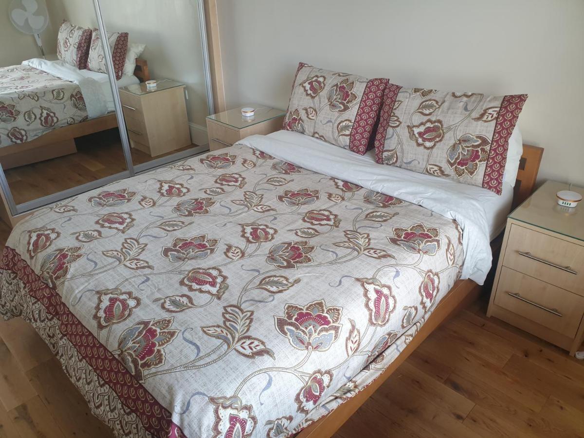 London Luxury 2 Bedroom Flat 5Min Walk From Overground, With Free Wifi, Free Parking-Sleeps X6 Ilford Buitenkant foto