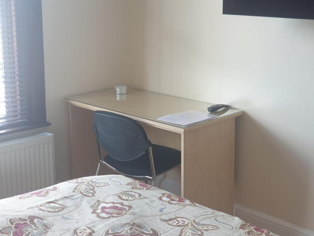 London Luxury 2 Bedroom Flat 5Min Walk From Overground, With Free Wifi, Free Parking-Sleeps X6 Ilford Buitenkant foto