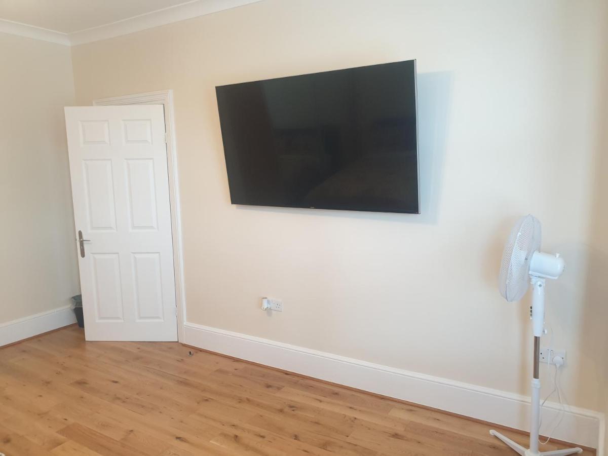 London Luxury 2 Bedroom Flat 5Min Walk From Overground, With Free Wifi, Free Parking-Sleeps X6 Ilford Buitenkant foto